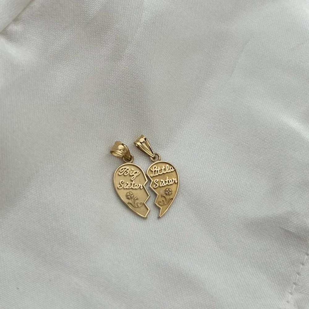 *VINTAGE* Never worn 14k Gold Michael Anthony Sister Pendant Set - Picture 2 of 5